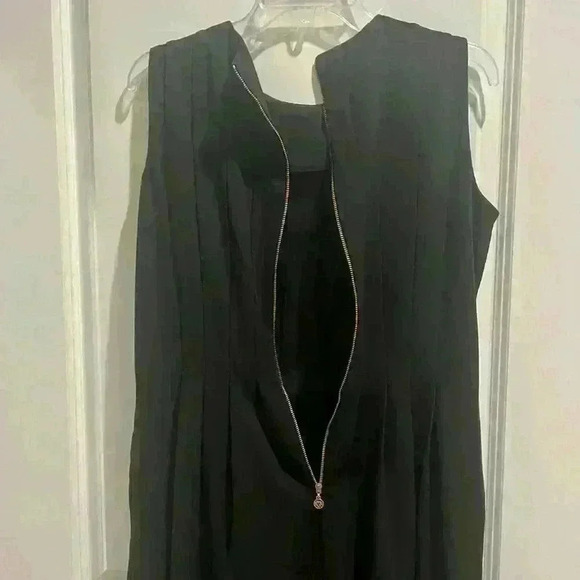 Anne Klein size 8 Black Pleated Dress like new condition w gold zipper - Picture 6 of 9